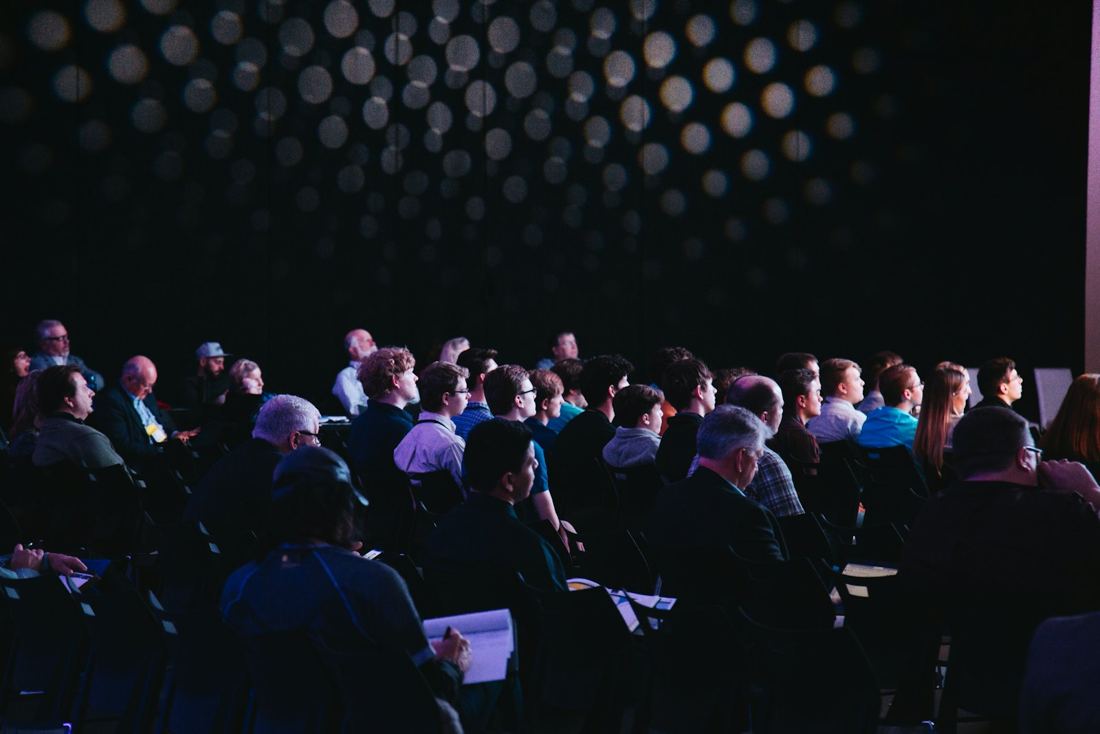 Público de espaldas en un auditorio durante un evento