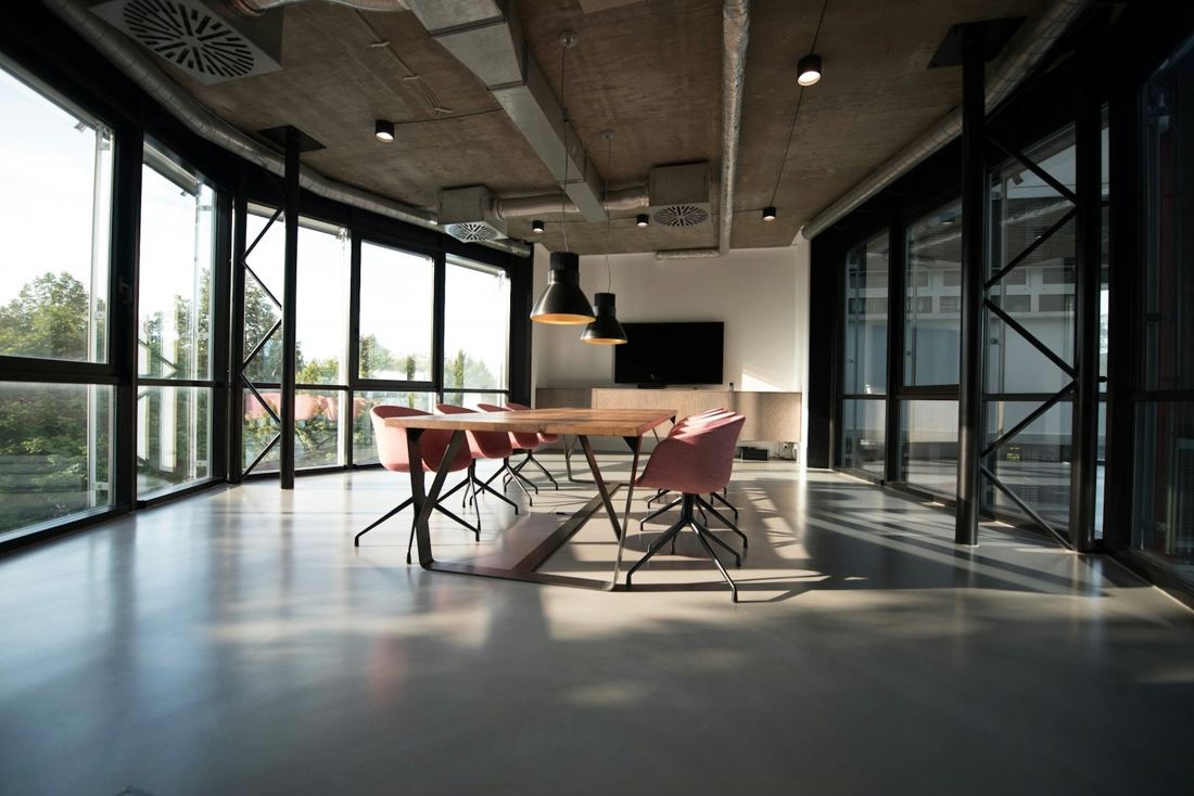 Sala de juntas moderna con ventanales en una oficina corporativa